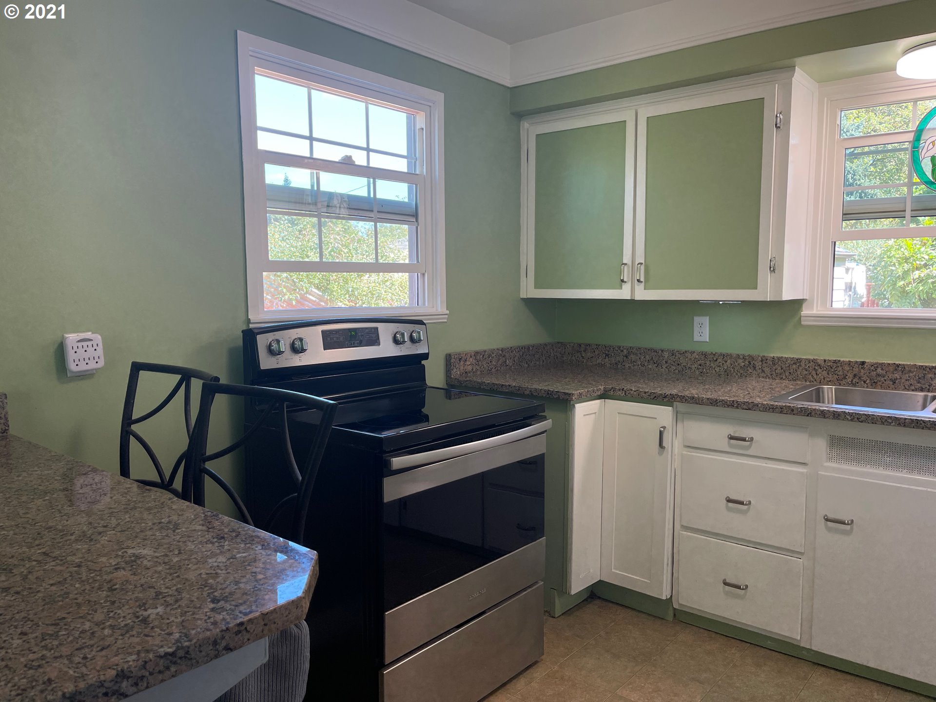 1065 North 3rd Place Springfield, OR 97477 - Photo 7 of 32