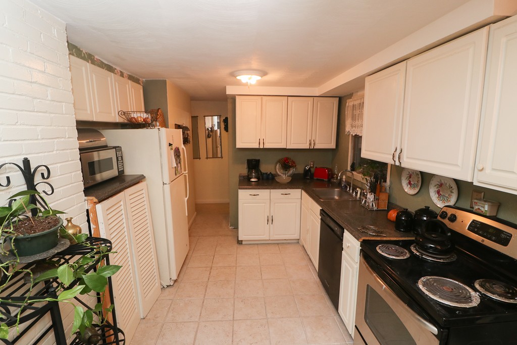 42 Fairbrook Road Framingham, MA 01701 - Photo 4 of 14 Gallery Image 4