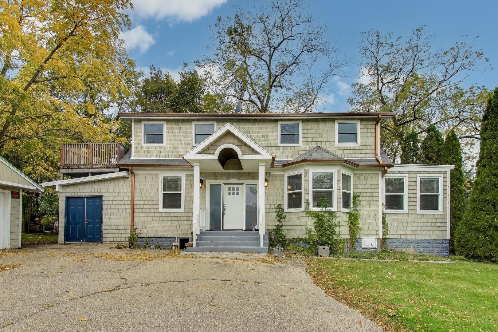 207 Shady Lane Mundelein, IL 60060 - Photo 28 of 28 front view of a house with a yard