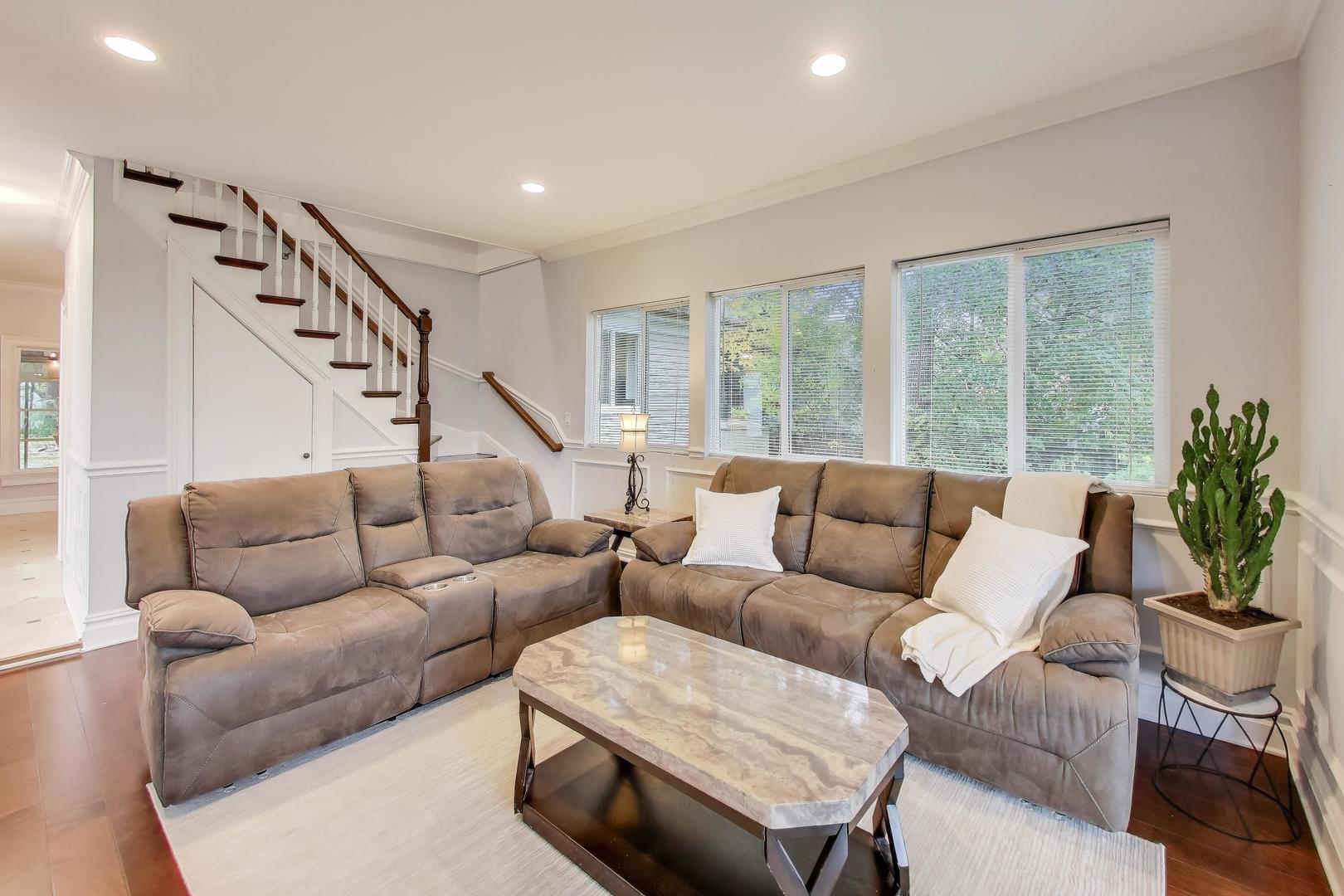 207 Shady Lane Mundelein, IL 60060 - Photo 5 of 28 a living room with furniture and a large window