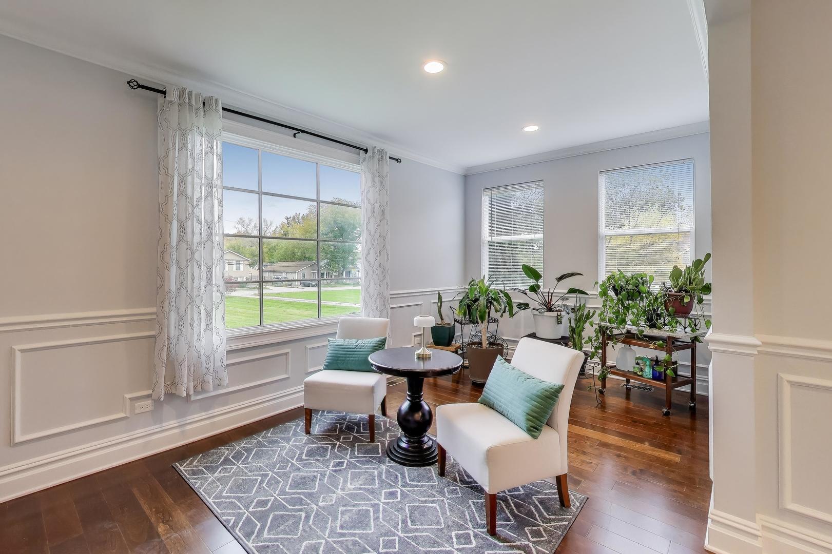 207 Shady Lane Mundelein, IL 60060 - Photo 8 of 28 a living room with furniture and a potted plant