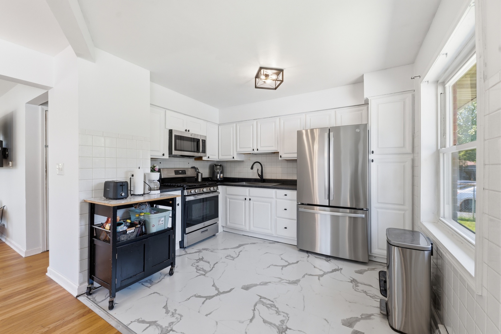 322 East Alden Drive Addison, IL 60101 - Photo 3 of 23