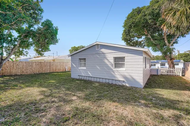 a view of a backyard
