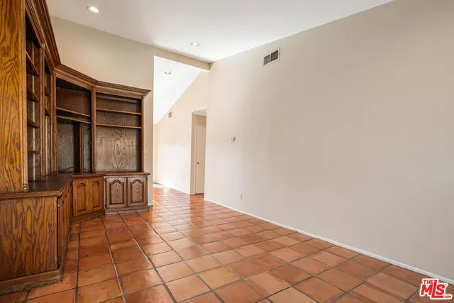 a view of an entryway with a workspace