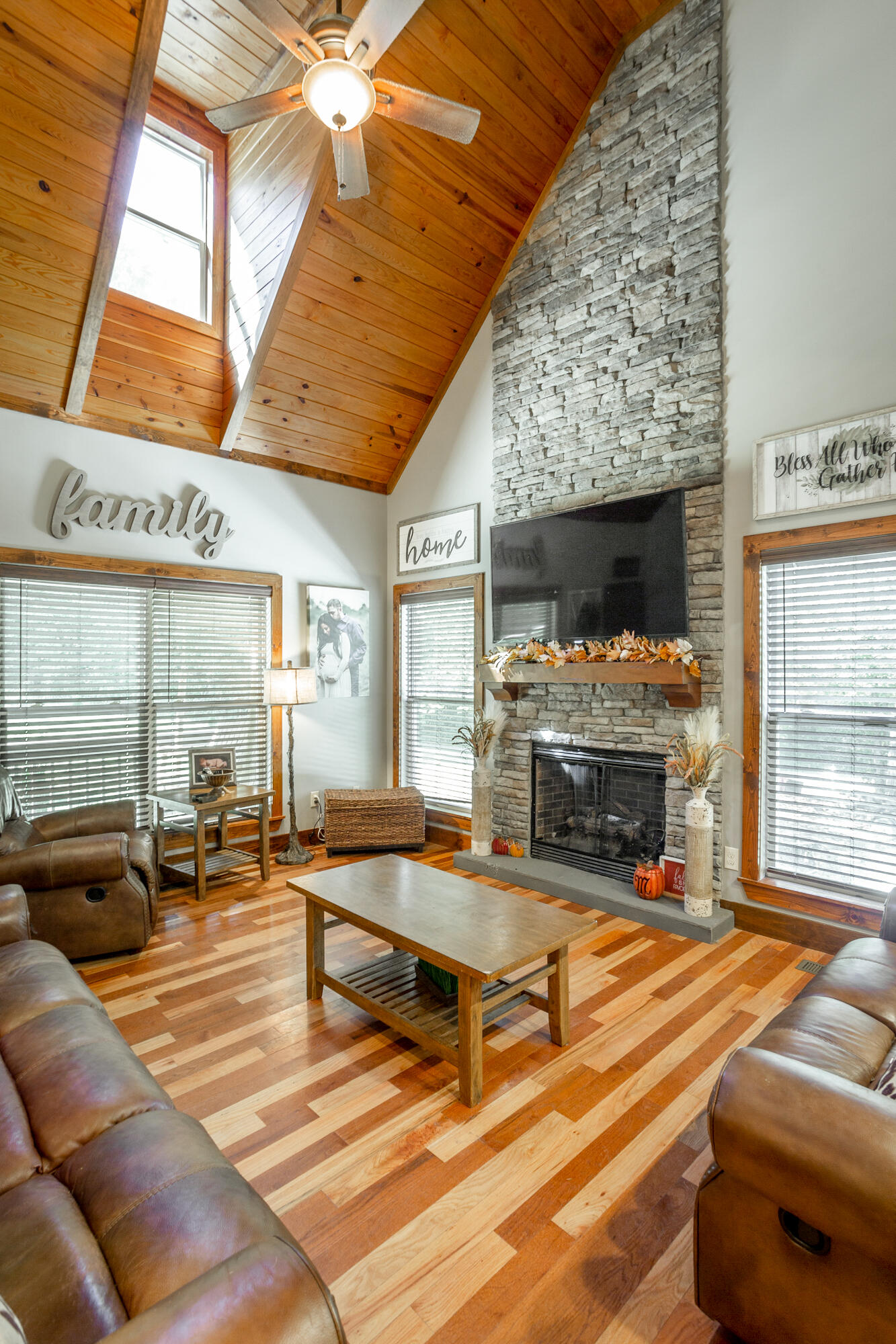 372 Hiwassee Drive Decatur, TN 37322 - Photo 12 of 54 Living room