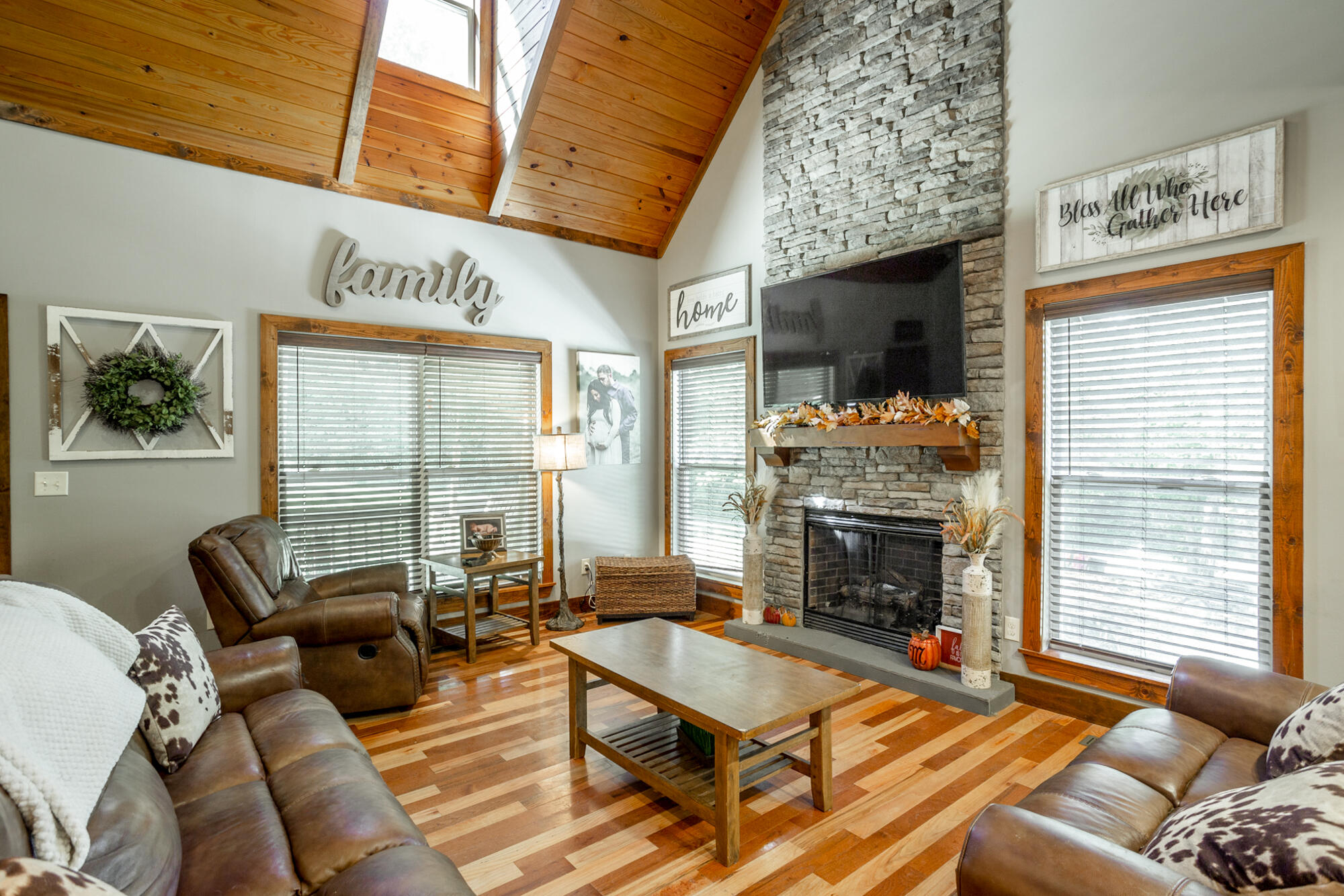 372 Hiwassee Drive Decatur, TN 37322 - Photo 13 of 54 Living room