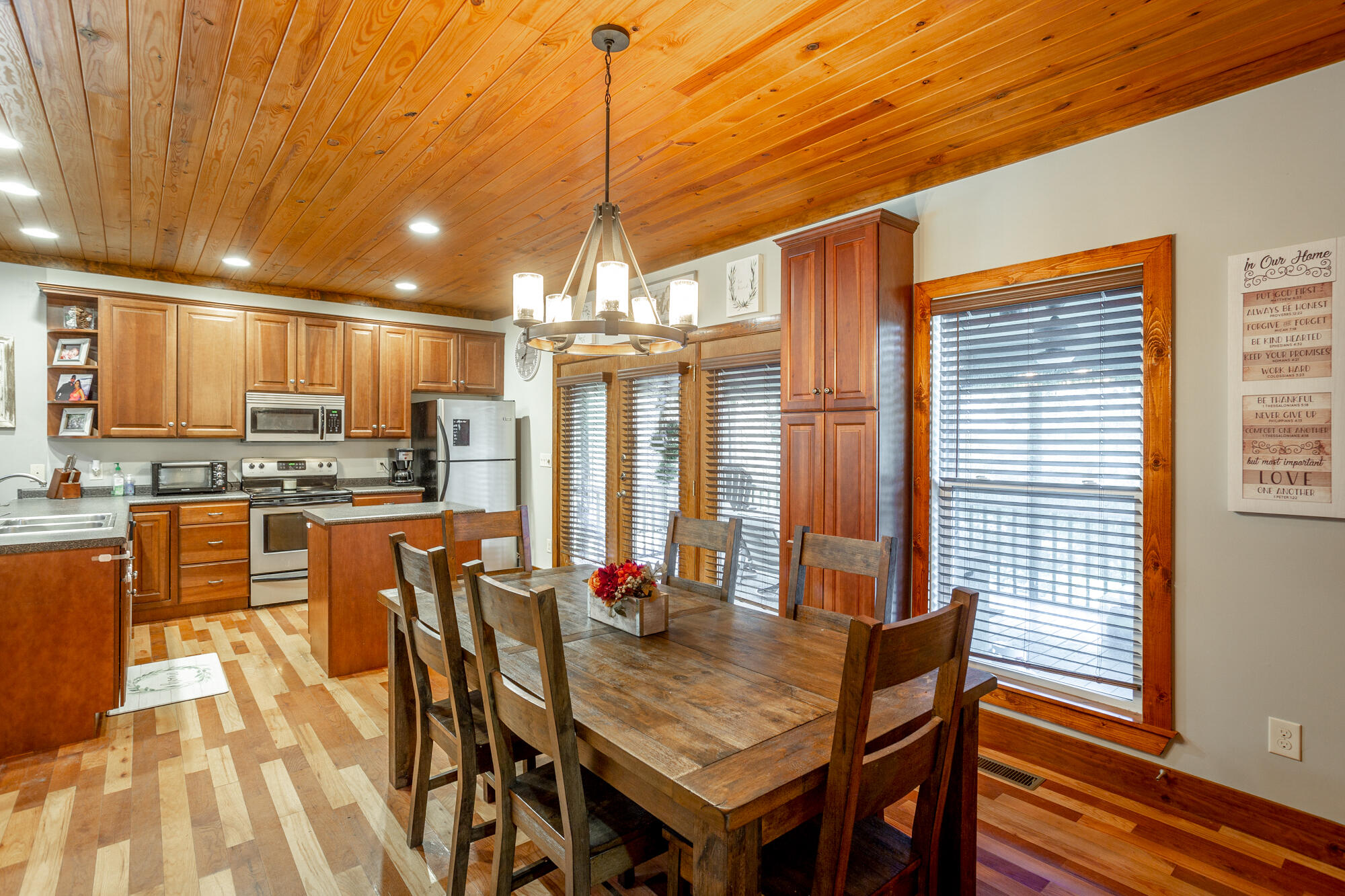 372 Hiwassee Drive Decatur, TN 37322 - Photo 23 of 54 Dining area