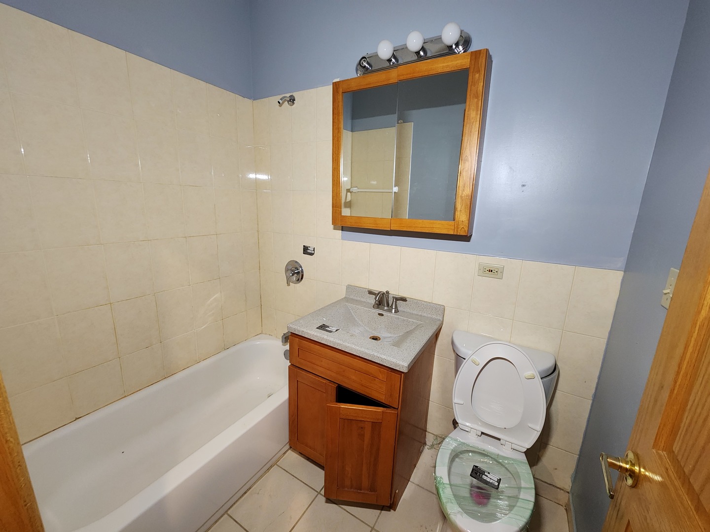 1756 West 35th Street, Unit 2R Chicago, IL 60609 - Photo 5 of 8 a bathroom with a toilet sink and mirror
