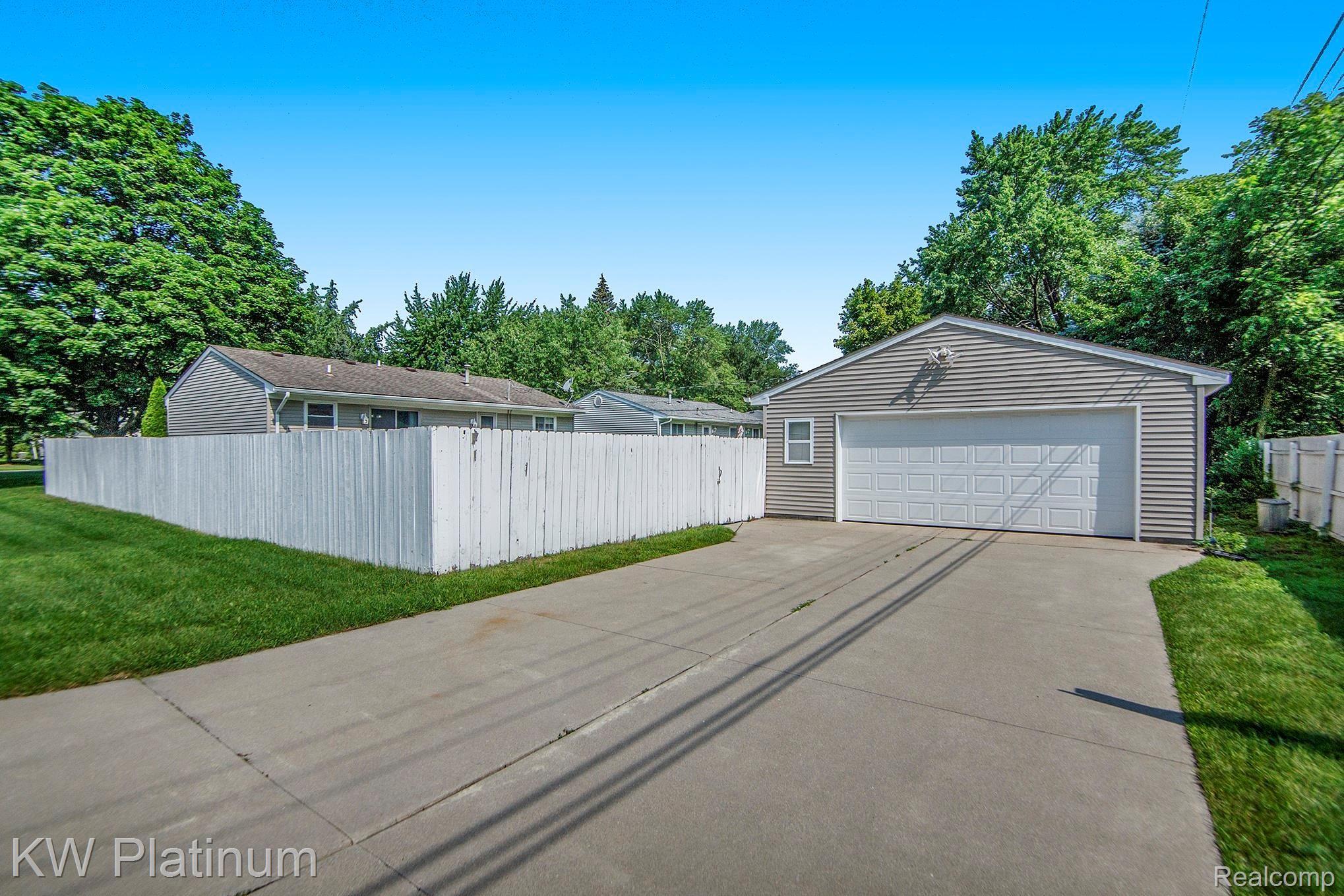 2475 Emmons Avenue Rochester, MI 48307 - Photo 25 of 26 BPG_5409.jpg