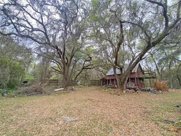 a view of livingroom with furniture