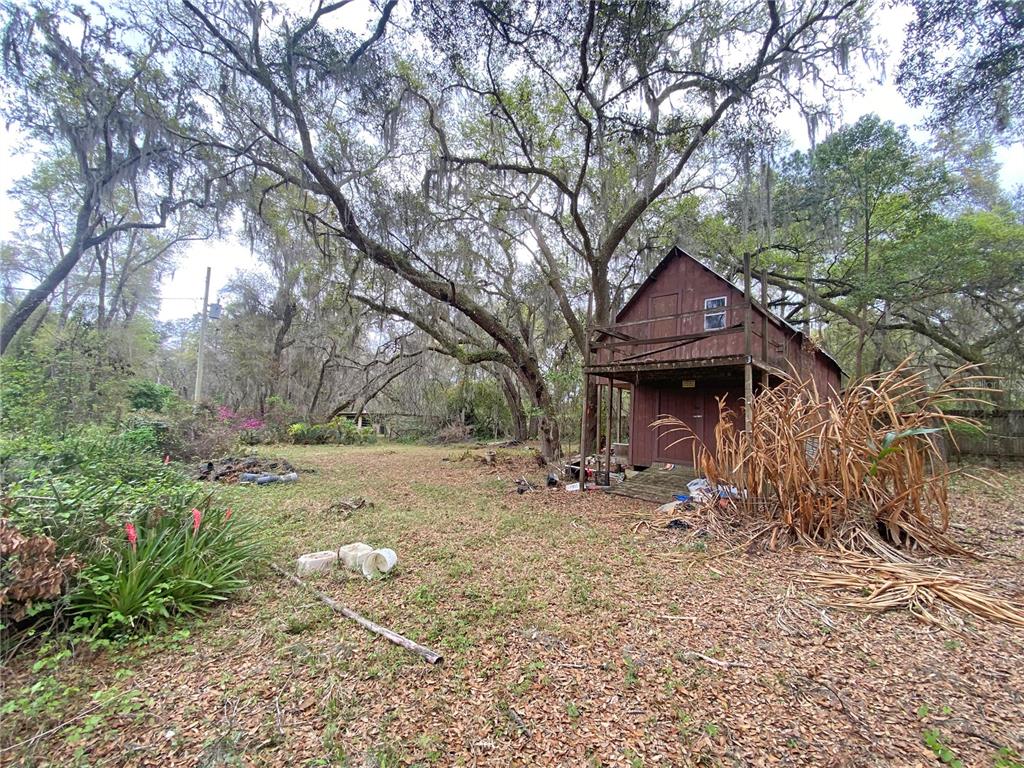 119 Twin Lakes Road Hawthorne, FL 32640 - Photo 26 of 66 a backyard of a house with table and chairs