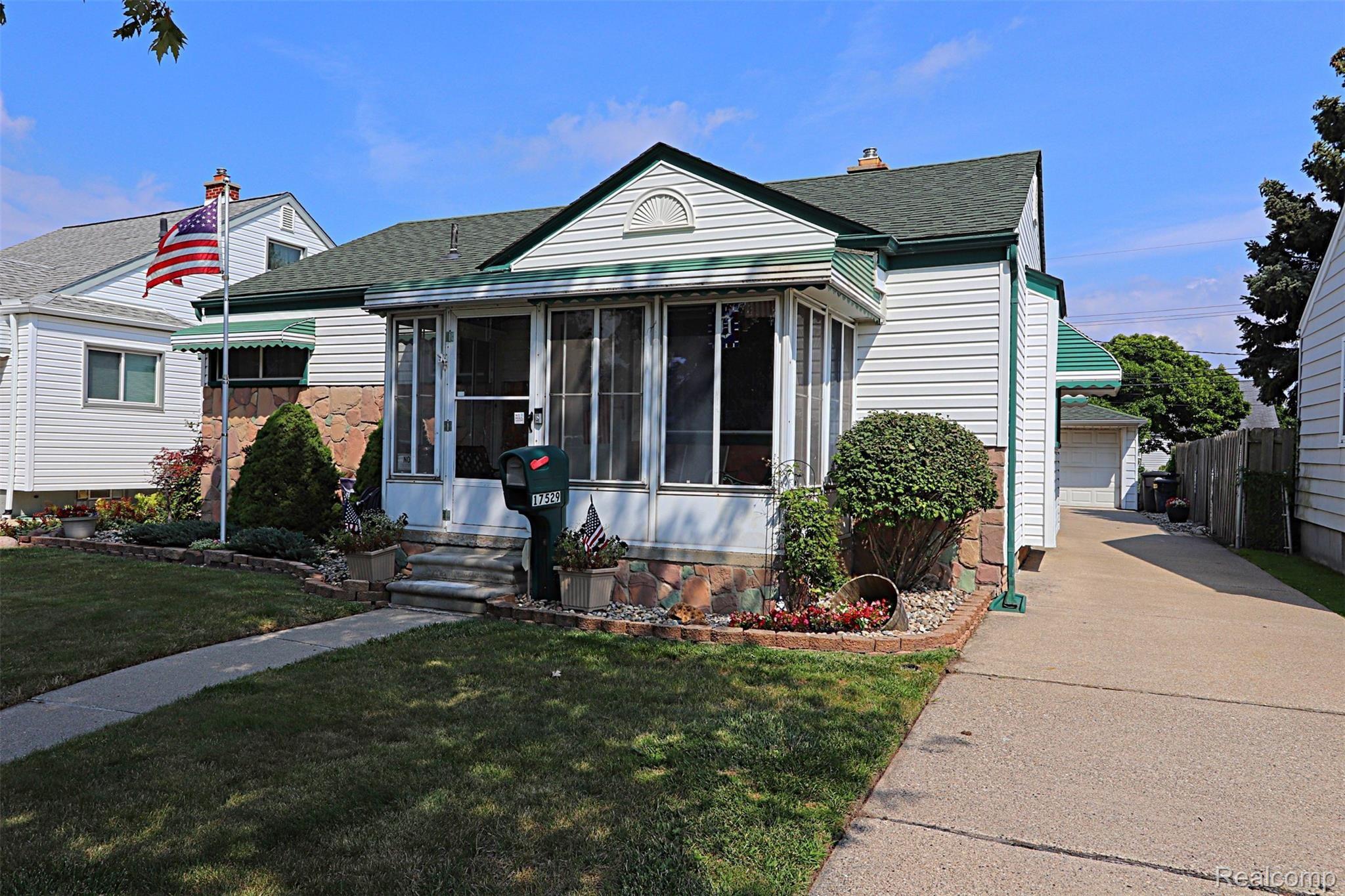 17529 Smith Street Riverview, MI 48193 - Photo 13 of 37 IMG_8258_InPixio.jpg