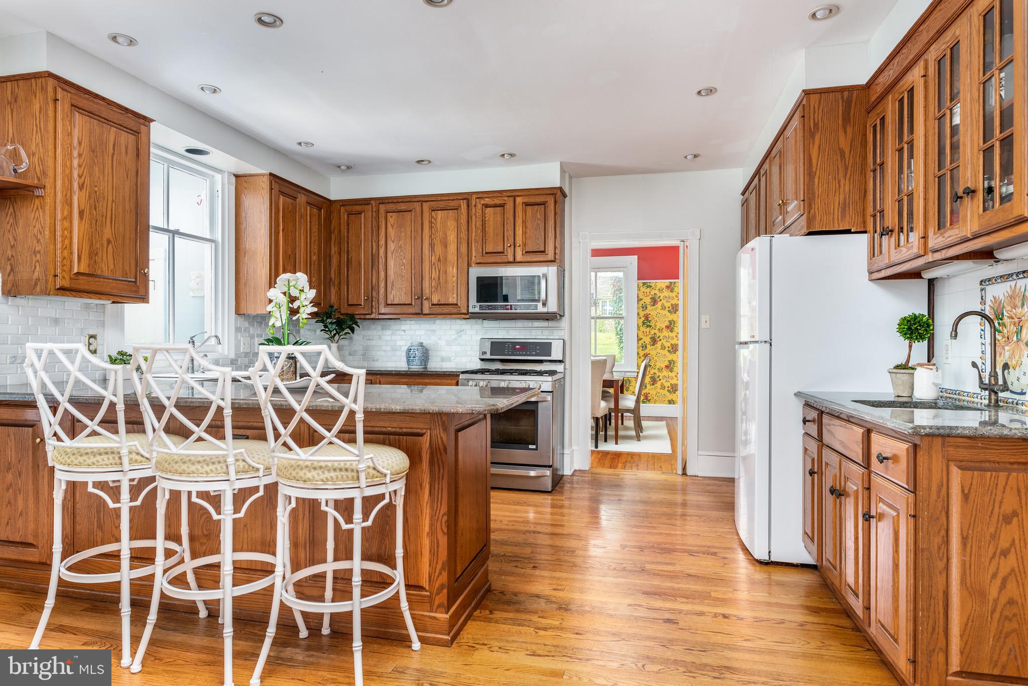 938 Summit Road Narberth, PA 19072 - Photo 15 of 60 Kitchen with Penninsula Seating