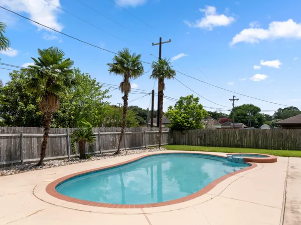 a view of a backyard