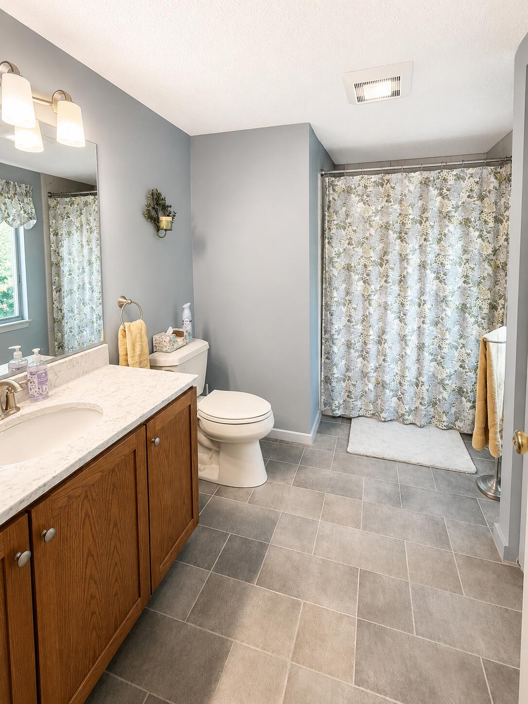 23 Clifford Road, Unit 17 Naples, ME 04055 - Photo 23 of 61 2nd Bathroom 23 Clifford