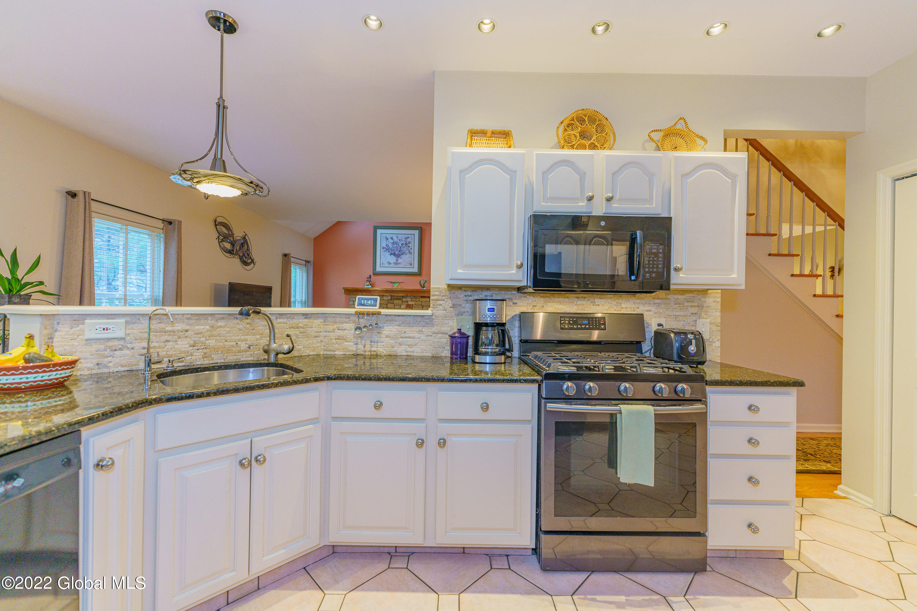 208 Shaker Ridge Drive Schenectady, NY 12309 - Photo 26 of 58 6 Kitchen 7