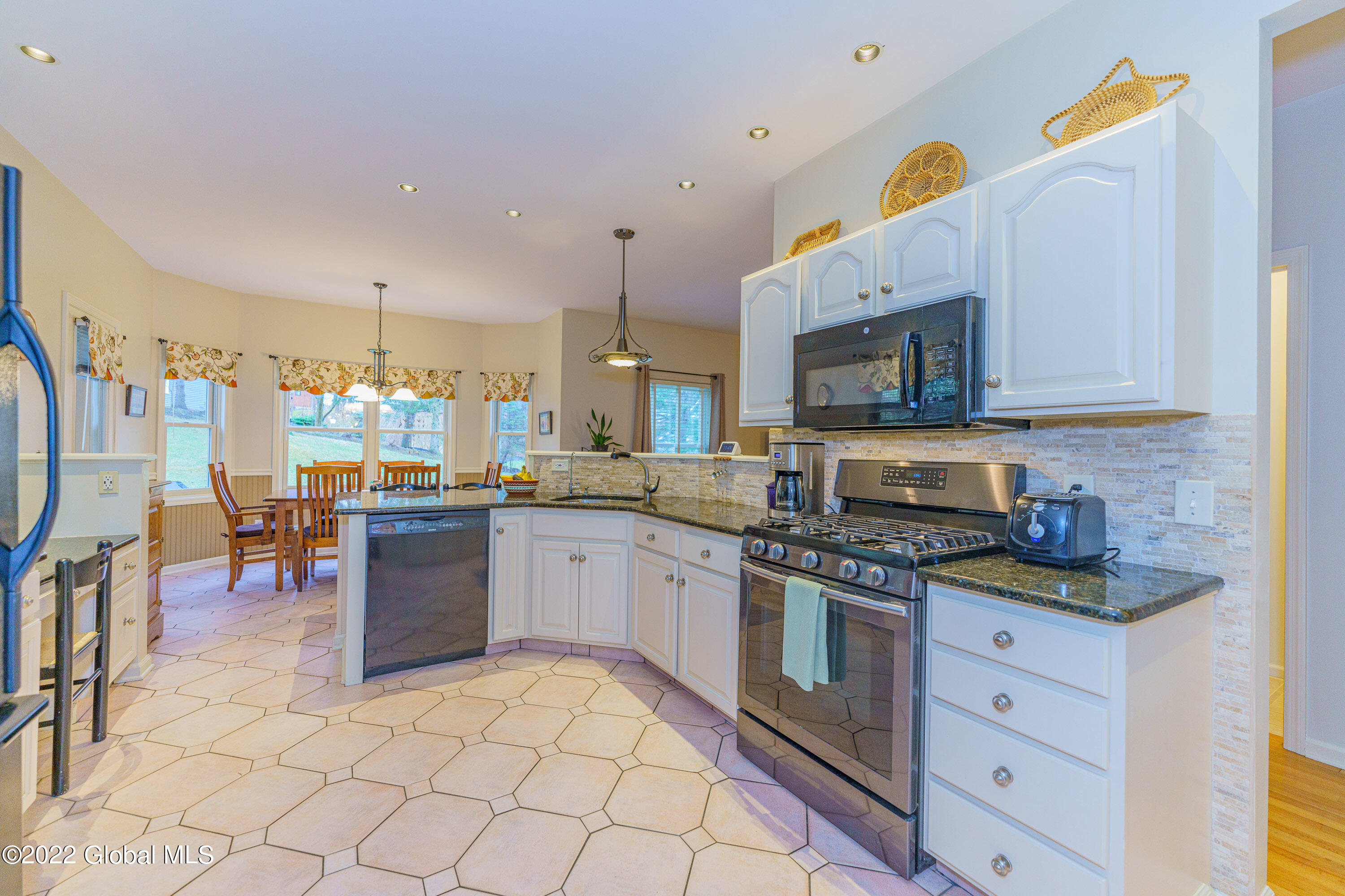 208 Shaker Ridge Drive Schenectady, NY 12309 - Photo 27 of 58 6 Kitchen 8