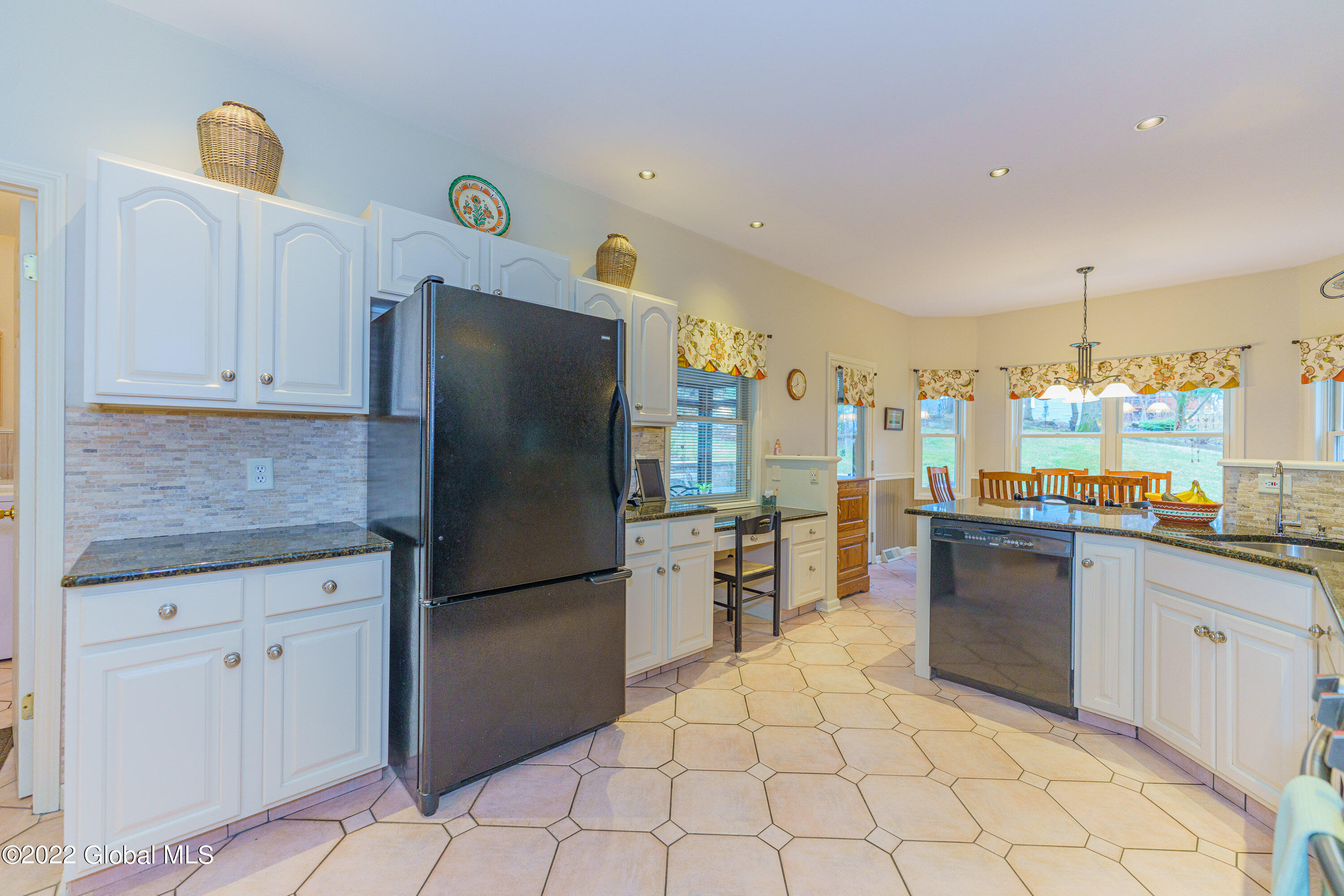 208 Shaker Ridge Drive Schenectady, NY 12309 - Photo 28 of 58 6 Kitchen 9