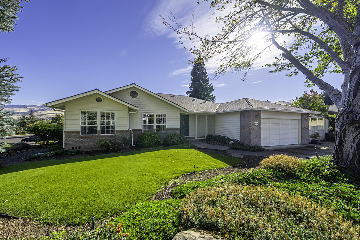938 Cypress Point Loop Ashland, OR 97520 - Photo 1 of 35