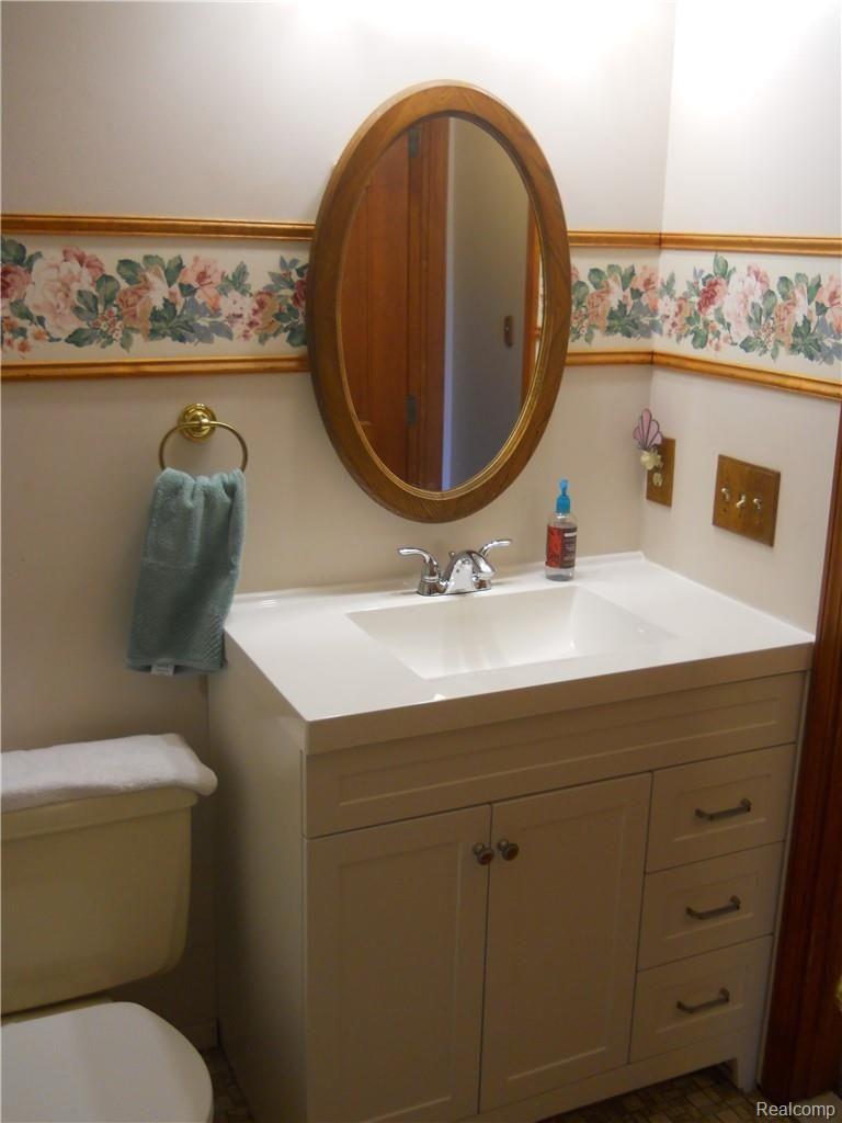 4237 Rurik Drive Howell, MI 48843 - Photo 21 of 37 main bath w/newer vanity