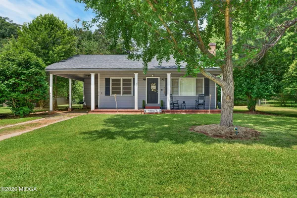 a view of a house with a yard and plants