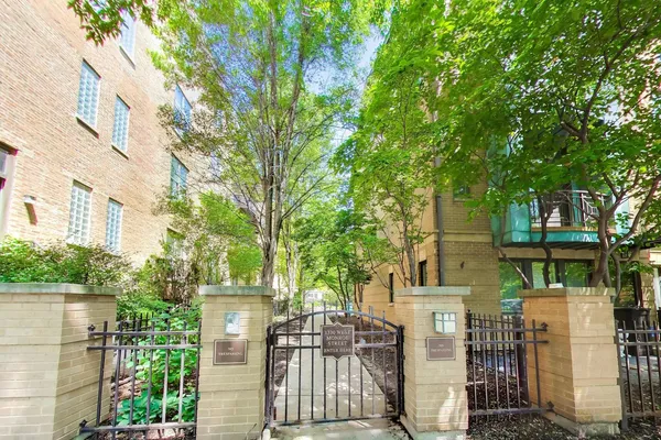 $750,000 | 1330 West Monroe Street, Unit 107, Chicago, IL 60607