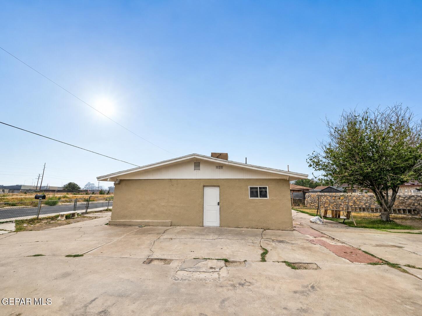 305 McCune Road El Paso, TX 79915 - Photo 2 of 23 1000058086