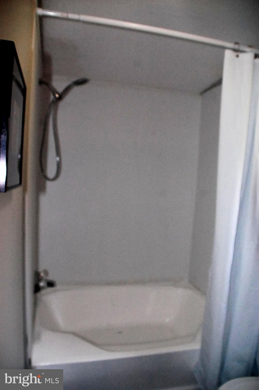 10505 Cedarville Road Brandywine, MD 20613 - Photo 32 of 41 Primary Bath Tub and Shower