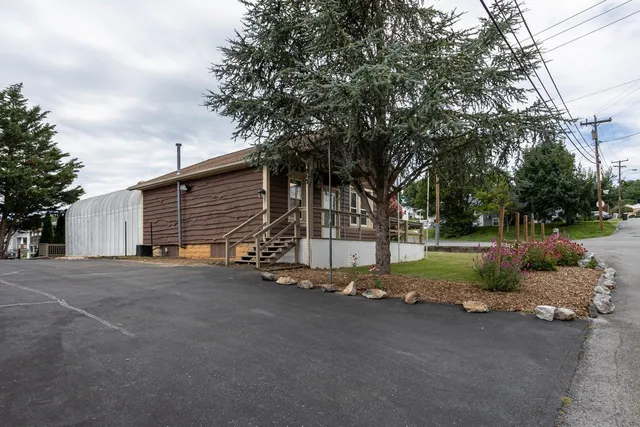 a view of a house with a backyard