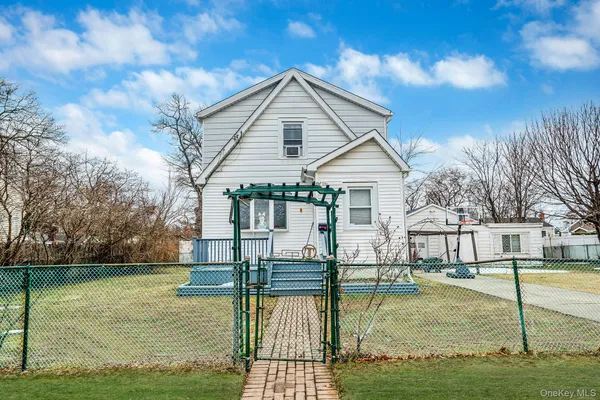 a view of a house with backyard