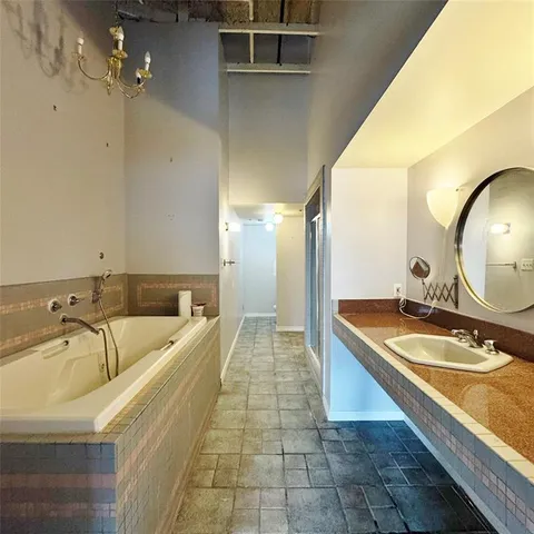 $1,995 | 2220 South Harwood Street, Unit 201, Dallas, TX 75215