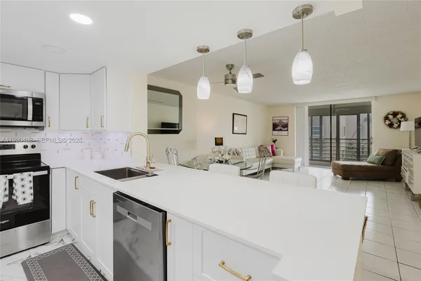 $295,000 | 424 Southeast 10th Street, Unit 204, Dania Beach, FL 33004