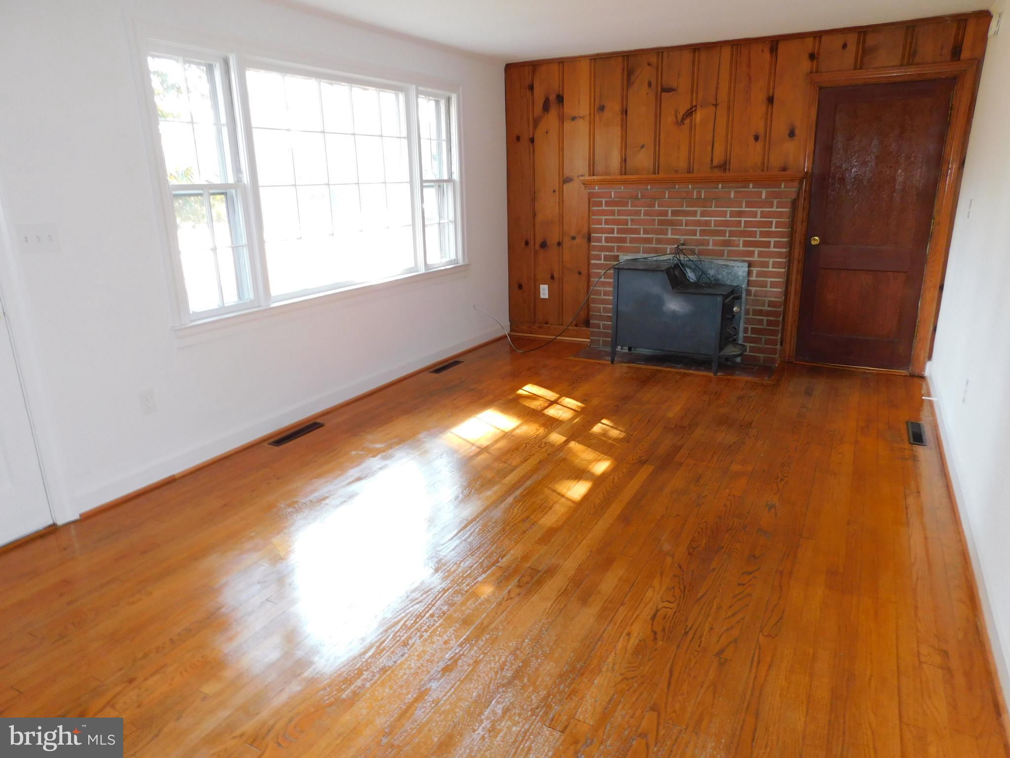 10374 Rectory Lane King George, VA 22485 - Photo 4 of 25 Living Room