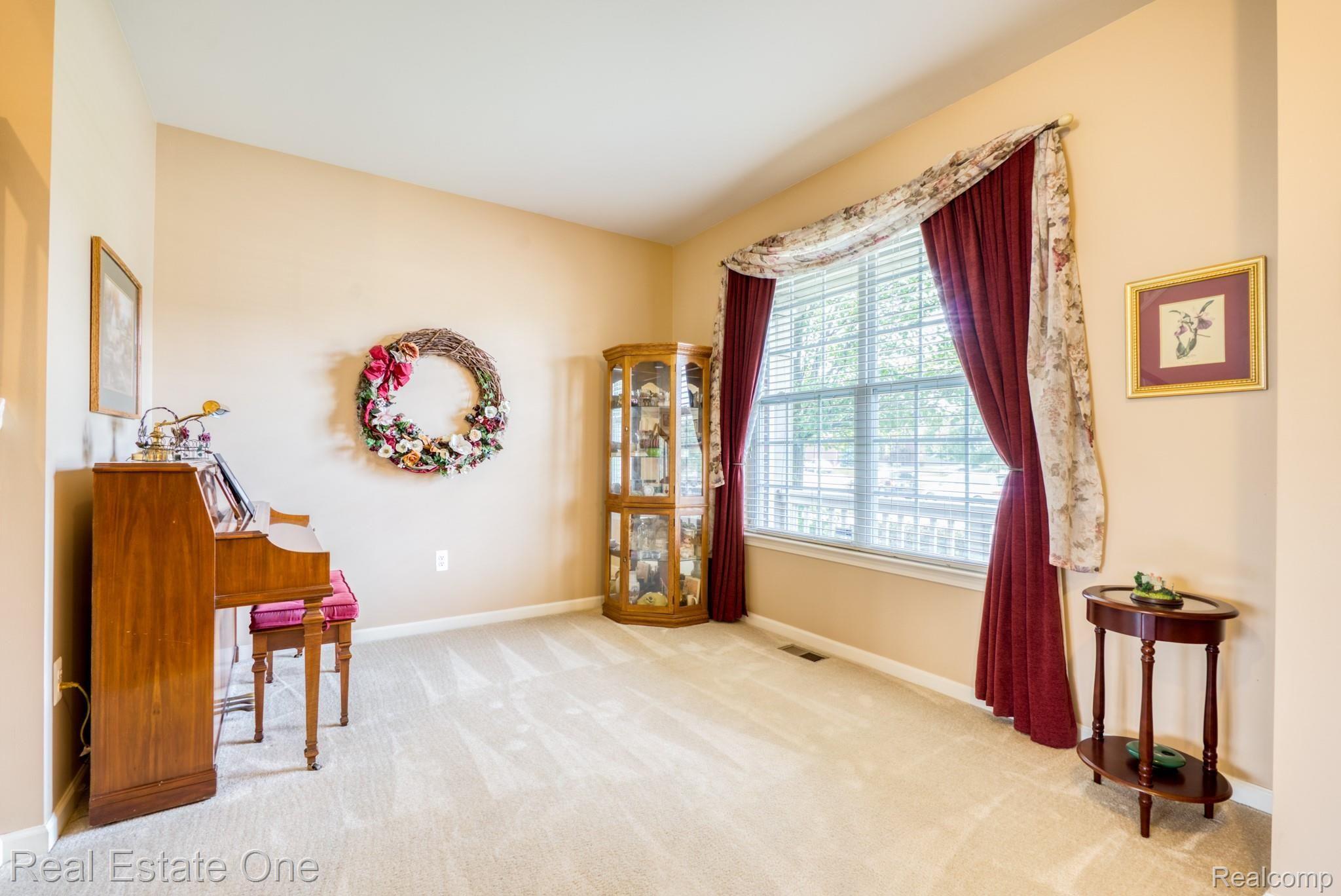 3751 Hogan Circle Rochester, MI 48307 - Photo 4 of 47 DSC08391.jpg