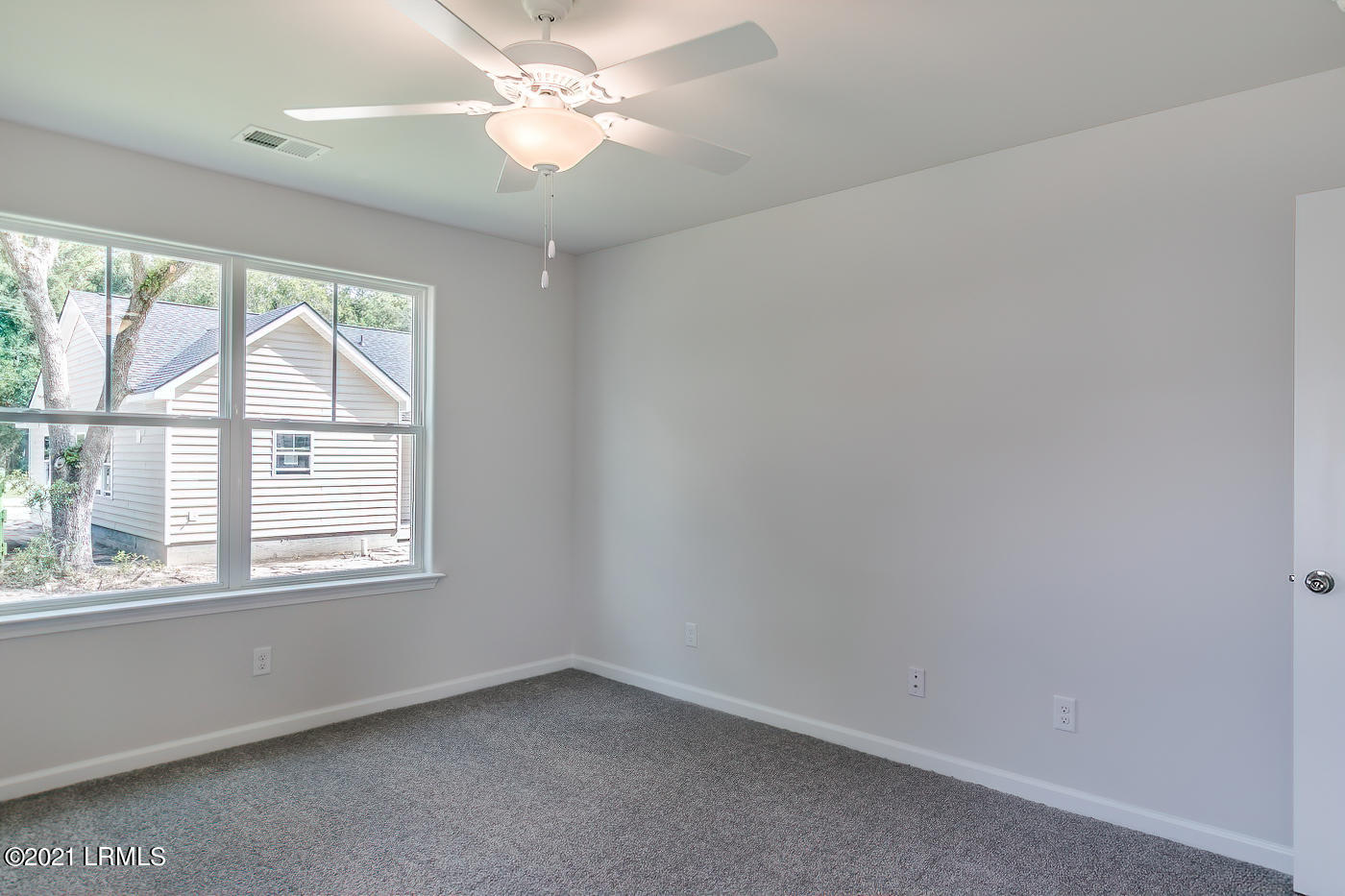 449 Volunteer Park Road Ridgeland, SC 29936 - Photo 19 of 44 19 Primary suite