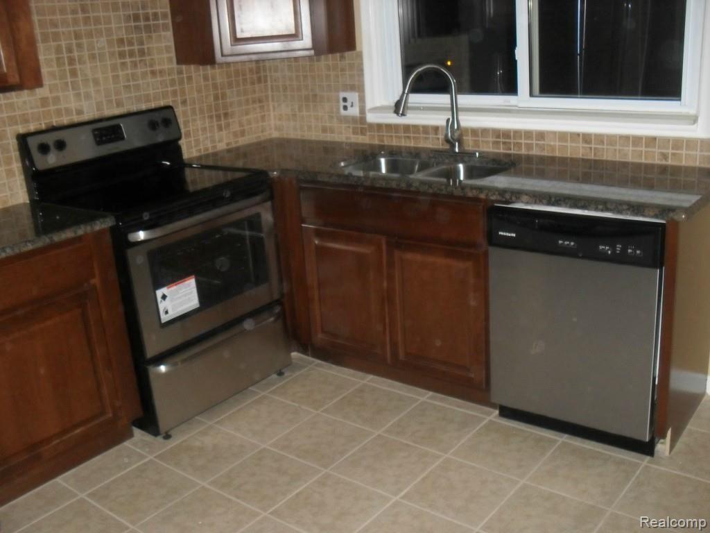 17025 Martin Road Roseville, MI 48066 - Photo 7 of 31 martin 009.jpg