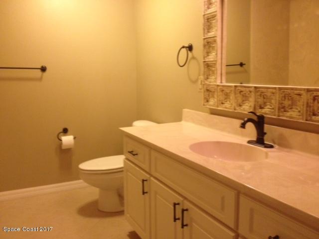 811 Del Rio Way, Unit 402 Merritt Island, FL 32953 - Photo 14 of 14 GUEST BATHROOM