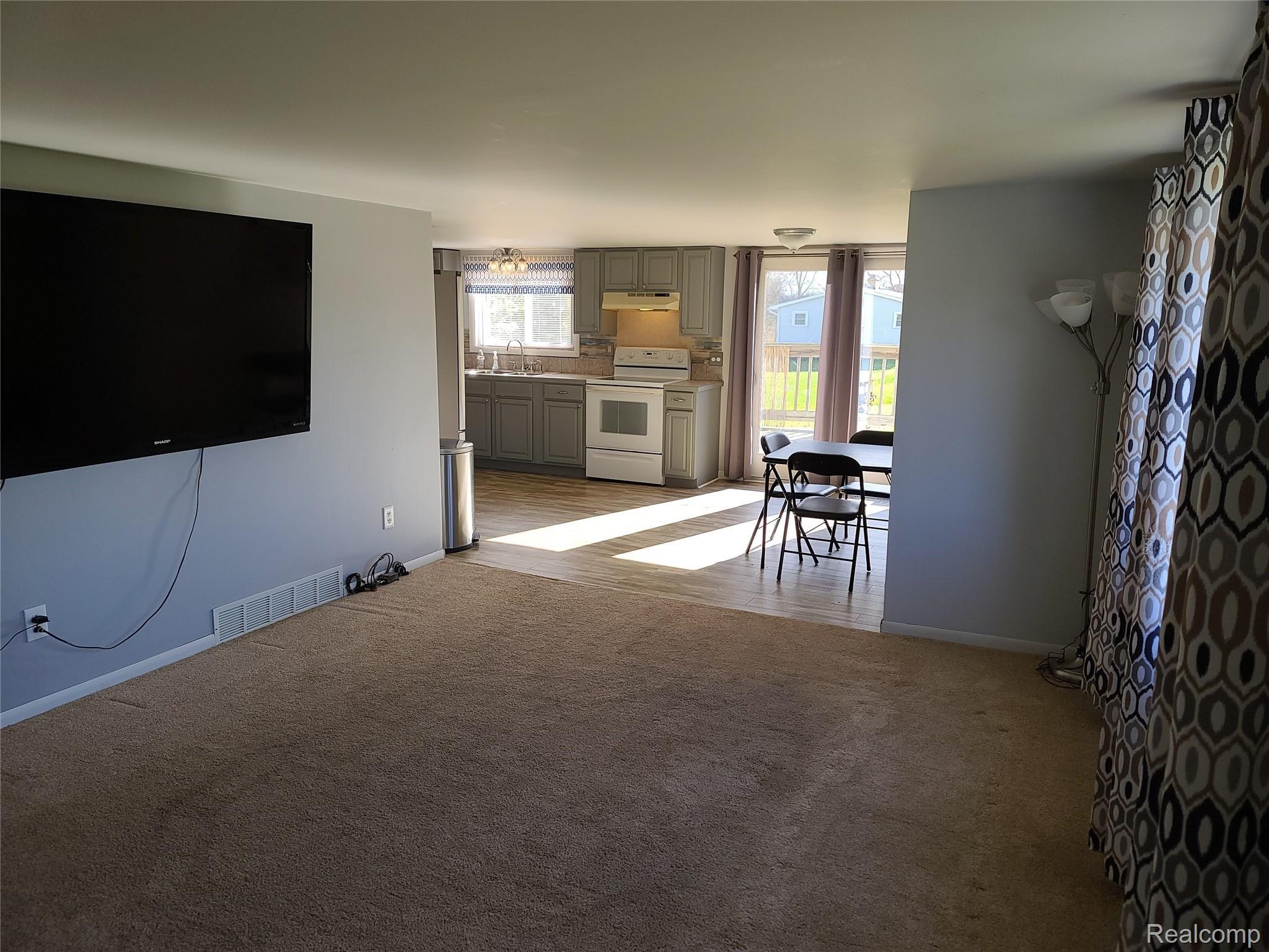 4747 Bancroft Road Durand, MI 48429 - Photo 12 of 26 living room.jpg