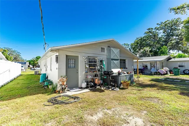 a view of a house with back yard