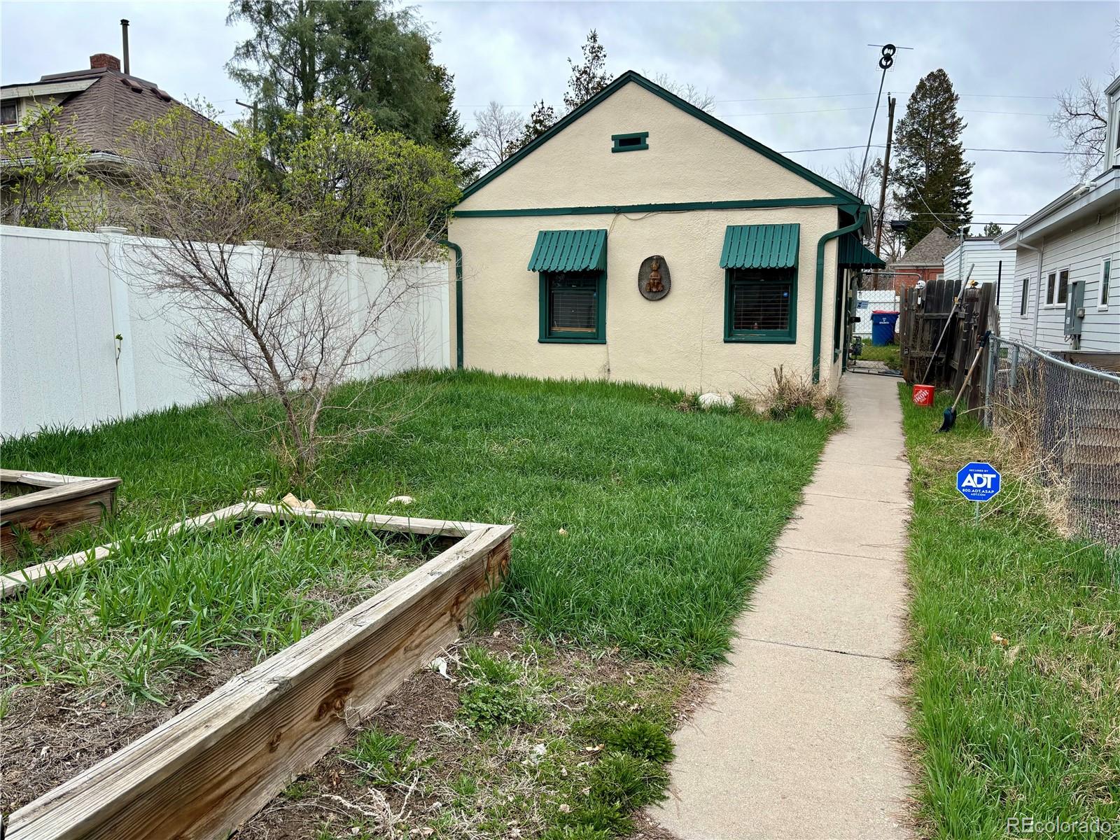 a view of backyard of the house