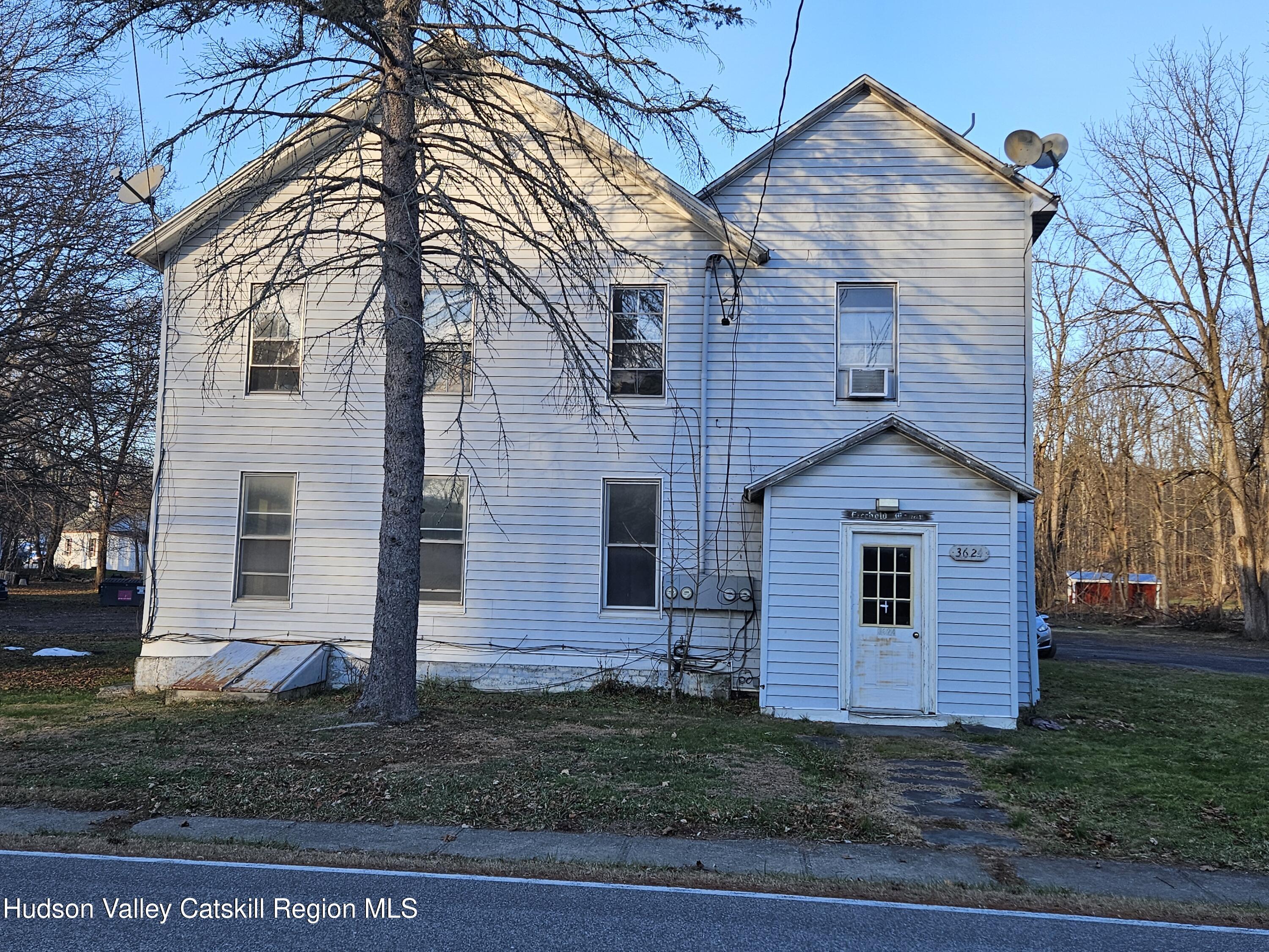 a view of a house with a yard