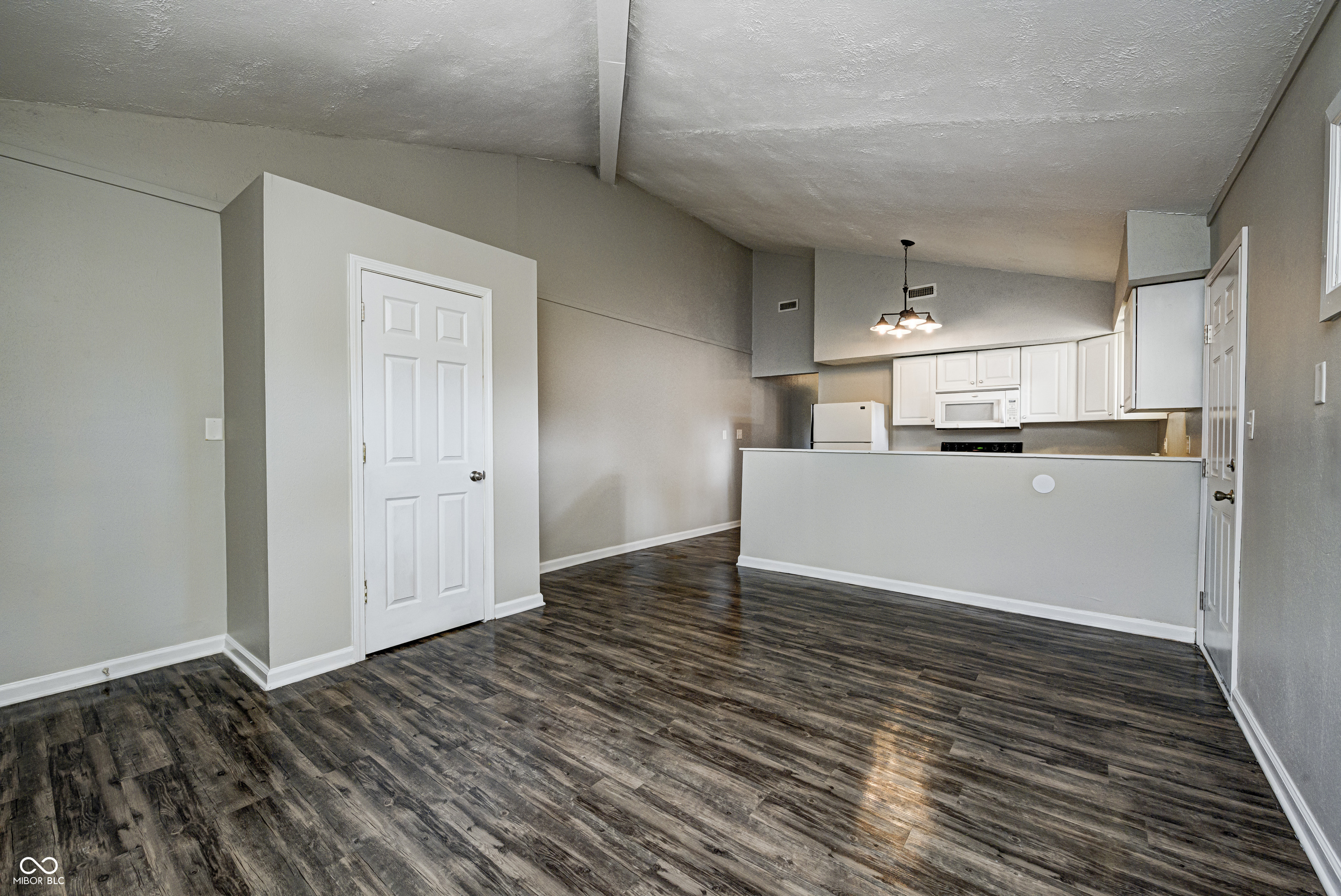 8467 Bluff Road Indianapolis, IN 46217 - Photo 4 of 18
