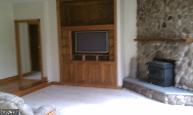 17015 Wolf Road Henderson, MD 21640 - Photo 6 of 30 Living Room