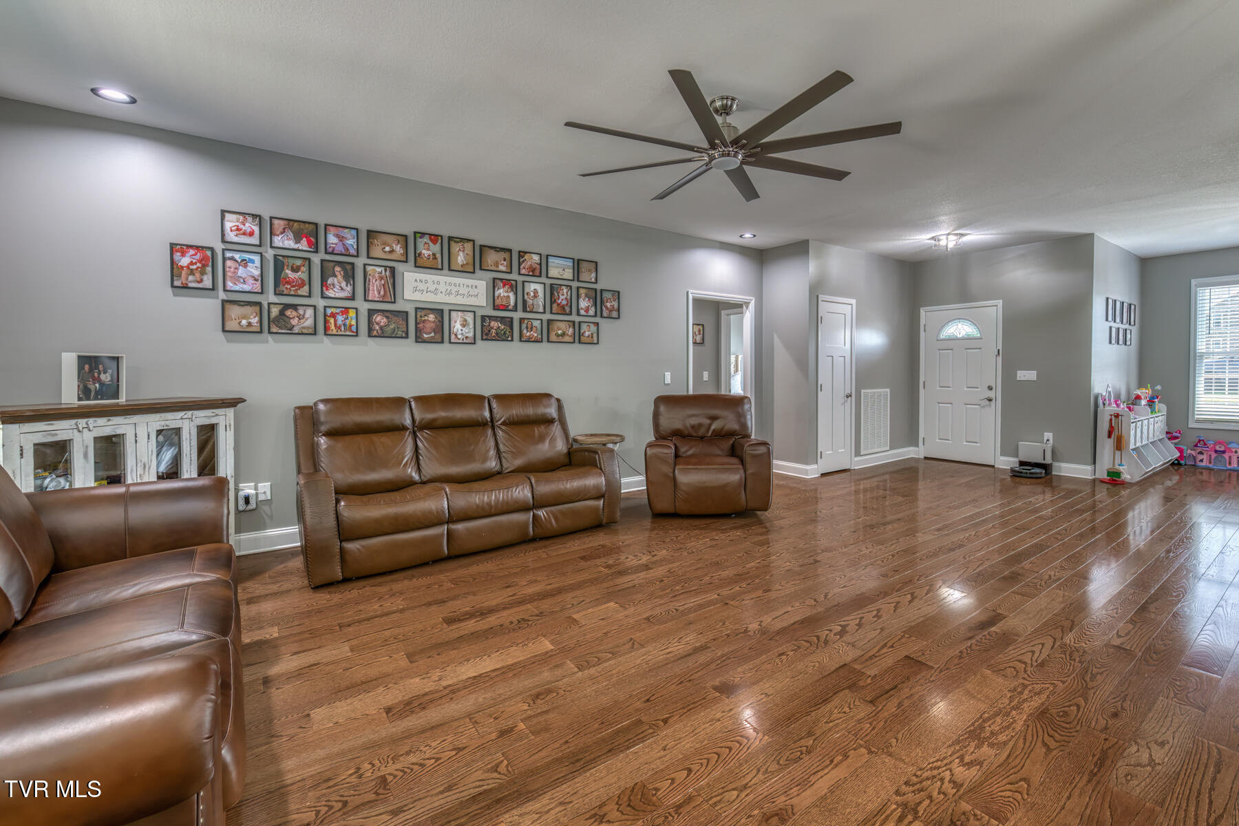 237 Oak View Circle Bristol, TN 37620 - Photo 11 of 38 237 Oak View Cir-11