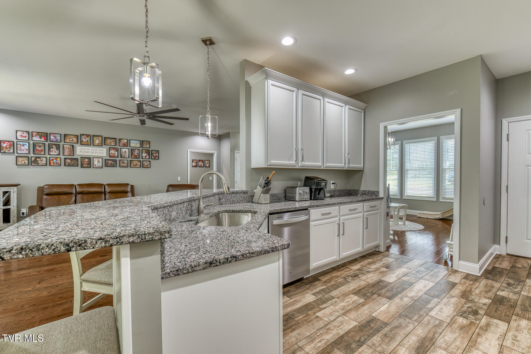 237 Oak View Circle Bristol, TN 37620 - Photo 14 of 38 237 Oak View Cir-14