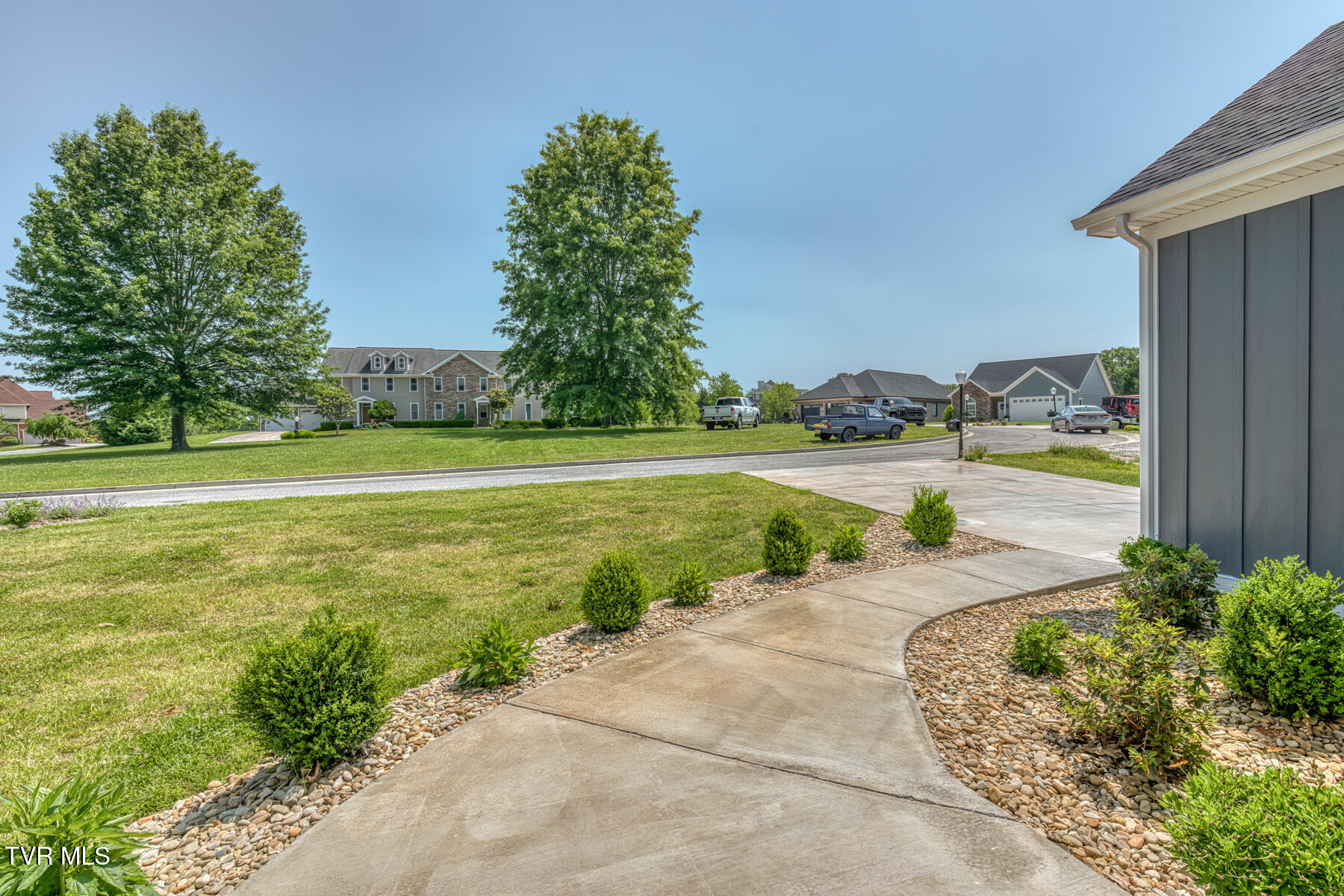 237 Oak View Circle Bristol, TN 37620 - Photo 4 of 38 237 Oak View Cir-4