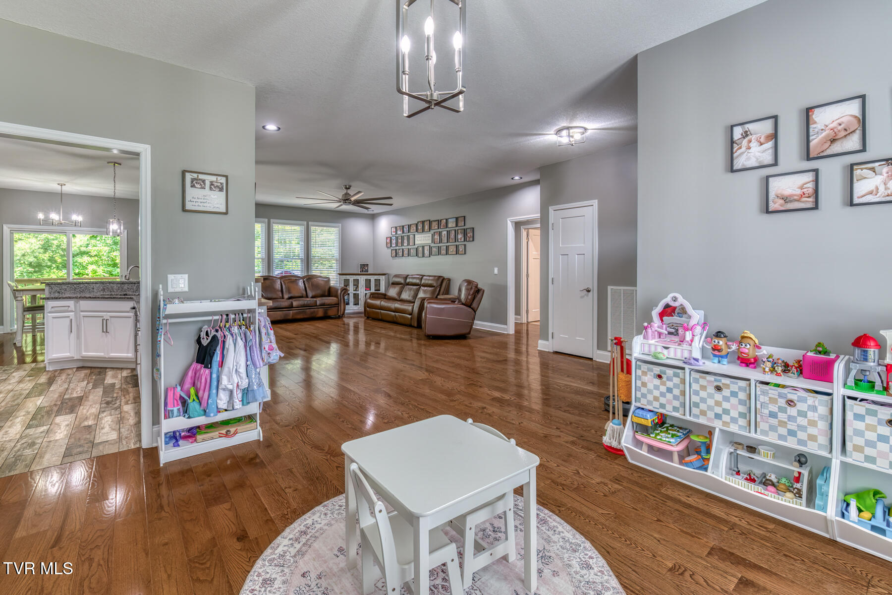 237 Oak View Circle Bristol, TN 37620 - Photo 8 of 38 237 Oak View Cir-8