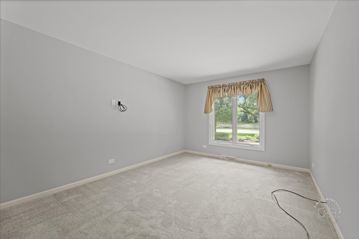 1105 West Bauer Road Naperville, IL 60563 - Photo 24 of 39 an empty room with windows