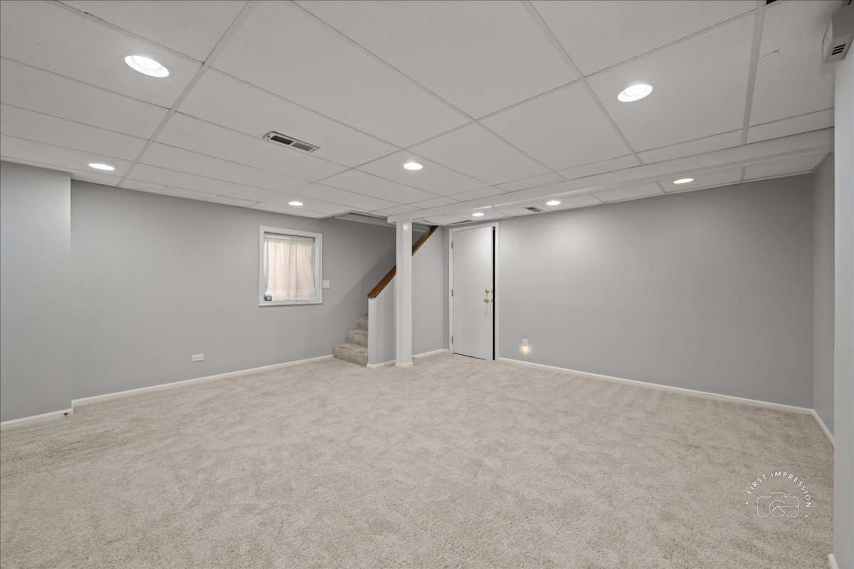 1105 West Bauer Road Naperville, IL 60563 - Photo 26 of 39 an empty room with window and pillar in it