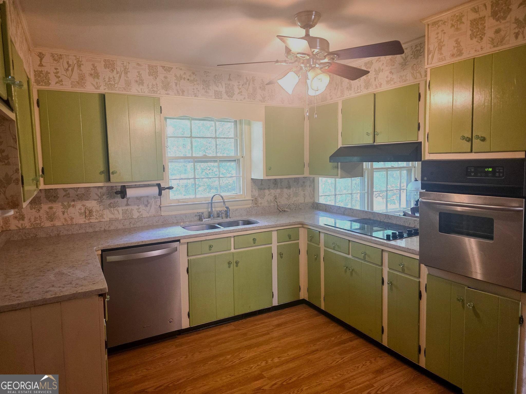 1712 Briarcliff Road Milledgeville, GA 31061 - Photo 6 of 38 a kitchen with lots of counter top space and a sink